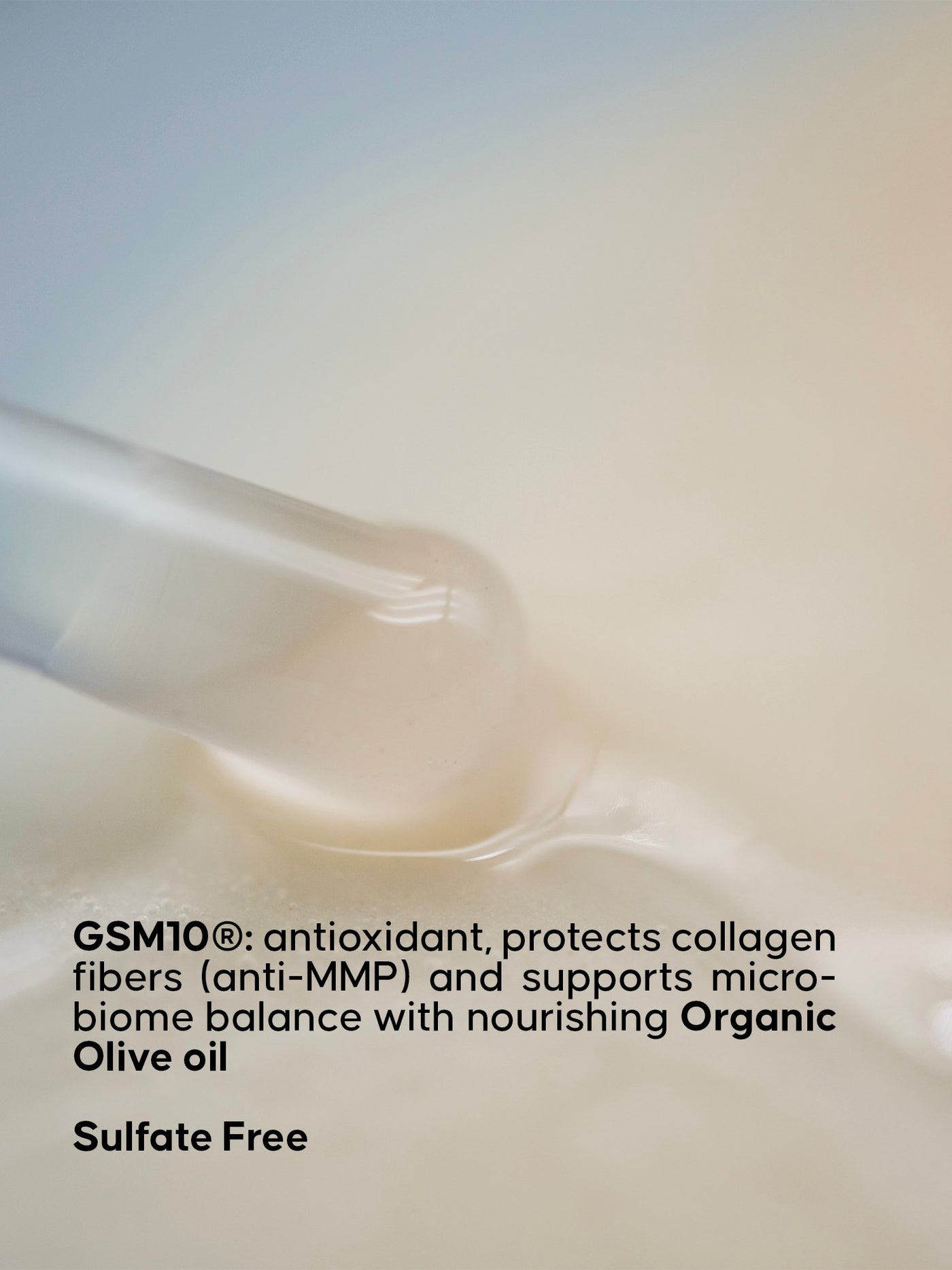 Texture di crema con testo sulle proprietà antiossidanti di GSM10 su sfondo sfocato. Testo che indica che il prodotto è privo di solfati