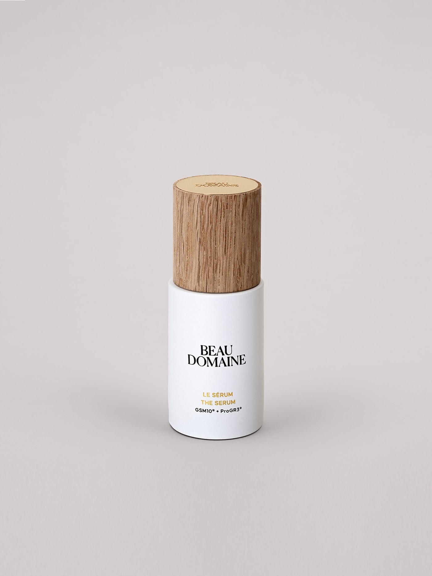 Flacone bianco con tappo in legno su sfondo grigio chiaro.