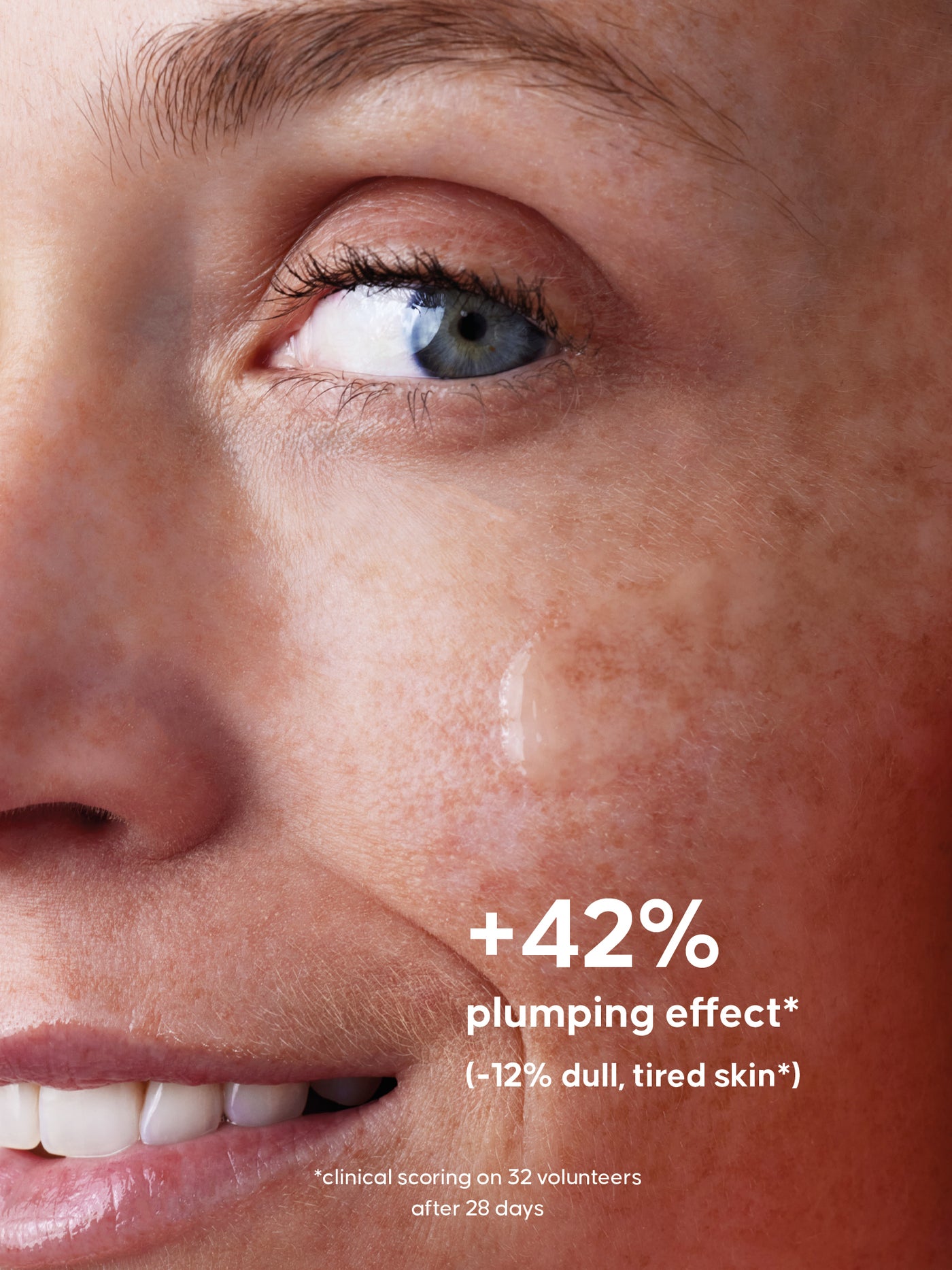 Primo piano dell'occhio di una persona con testo che evidenzia un effetto rimpolpante del 42% sulla pelle e -12% di pelle spenta e stanca.